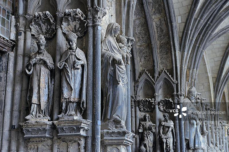 比利时瓦隆尼亚埃诺省图尔奈圣母大教堂入口处的旧雕塑需要翻新图片素材