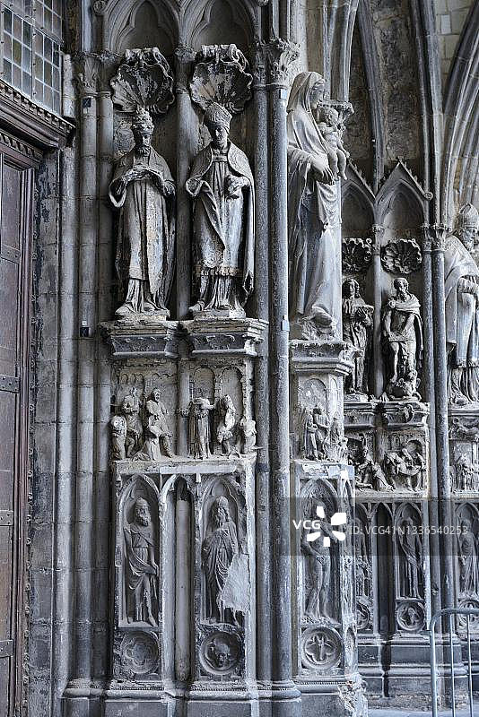 比利时瓦隆尼亚埃诺省图尔奈圣母大教堂入口处的旧雕塑需要翻新图片素材