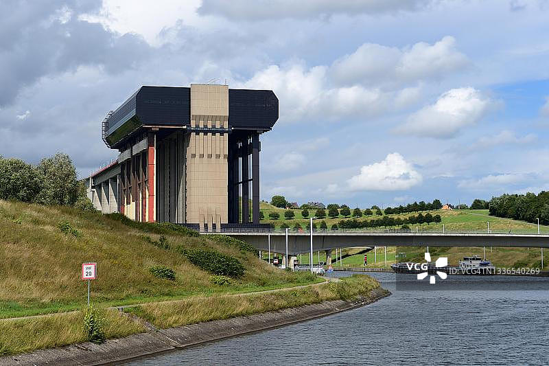 蒂厄斯特雷比升船机：世界第二大升船机，位于比利时瓦隆运河中心图片素材