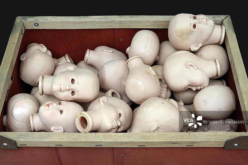 德国玩偶诊所：无眼玩偶头图片素材