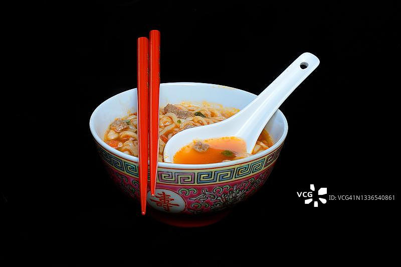 碗里的亚洲面条汤，配有亚洲勺子和筷子，德国图片素材
