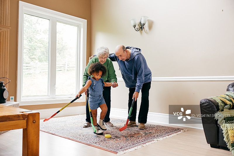 爷爷奶奶和孙女一起玩曲棍球图片素材
