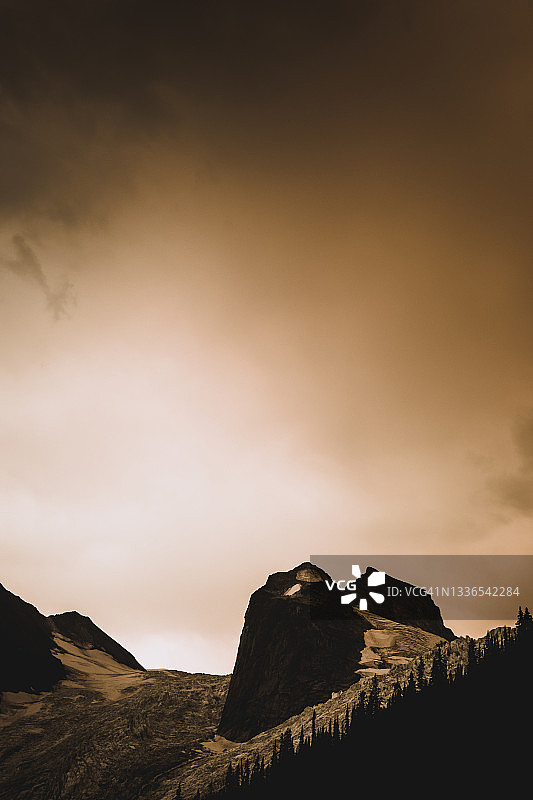 日落时分布加布山脉的冰川花岗岩尖顶图片素材