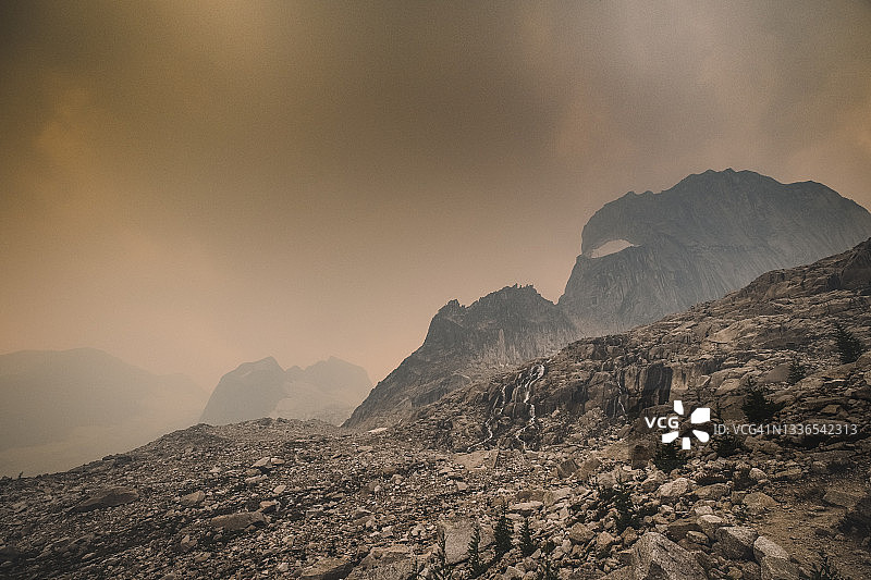 不列颠哥伦比亚省布加布山脉的戏剧性光线图片素材
