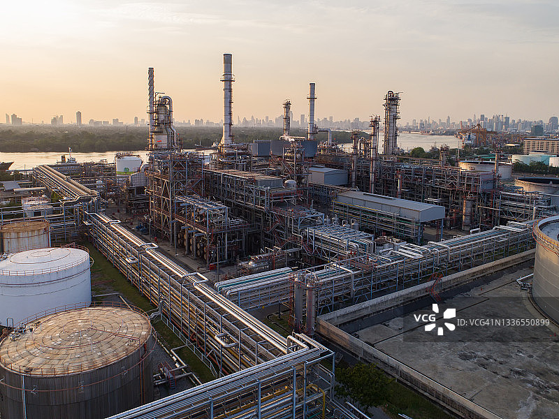 炼油厂鸟瞰：日出云天下工业区景象图片素材