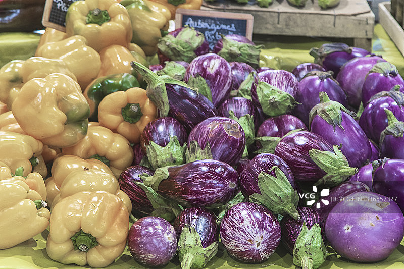 农贸市场——有机甜椒和茄子图片素材