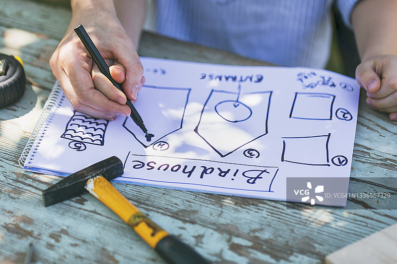 母子俩画鸟舍草图图片素材