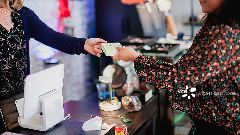 在小企业用卡购买商品的顾客图片素材