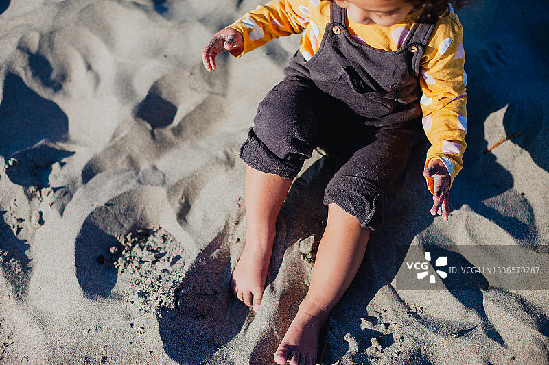 在沙滩上玩耍的小女孩图片素材