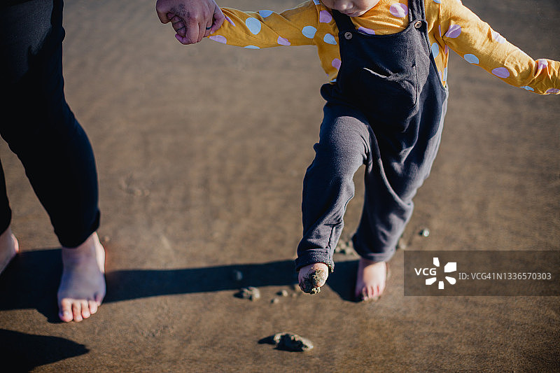 在沙滩上玩耍的小女孩图片素材