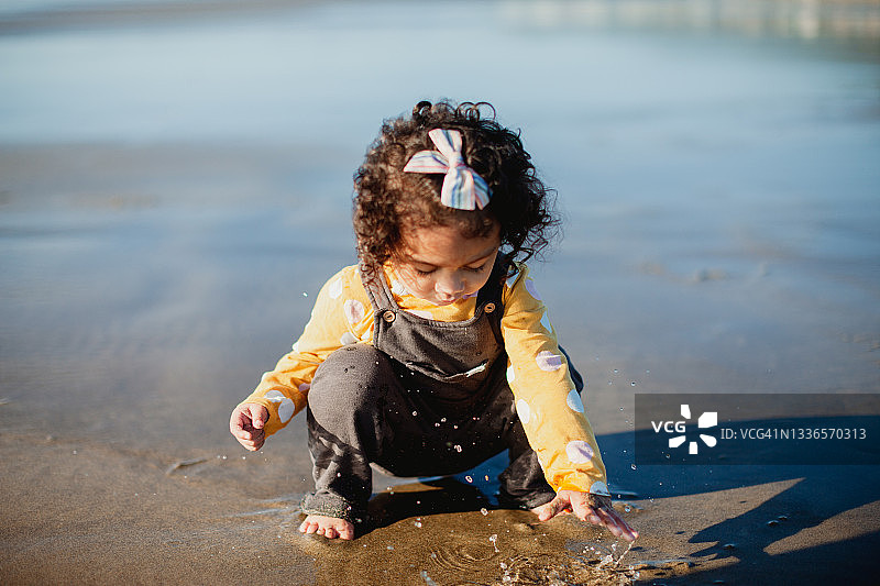 在沙滩上玩耍的小女孩图片素材