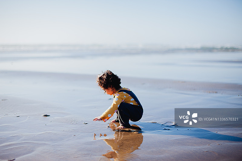 在沙滩上玩耍的小女孩图片素材