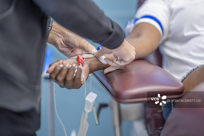 在诊所献血的成年女性图片素材