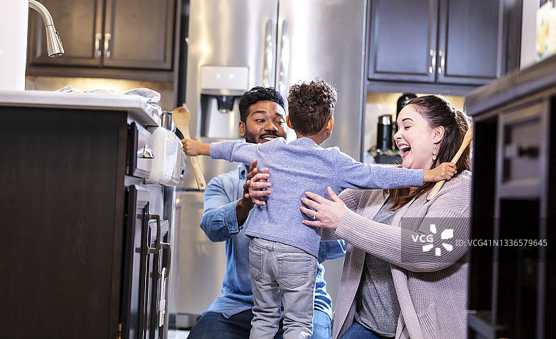 不同种族的家庭，男孩在家玩捉迷藏图片素材