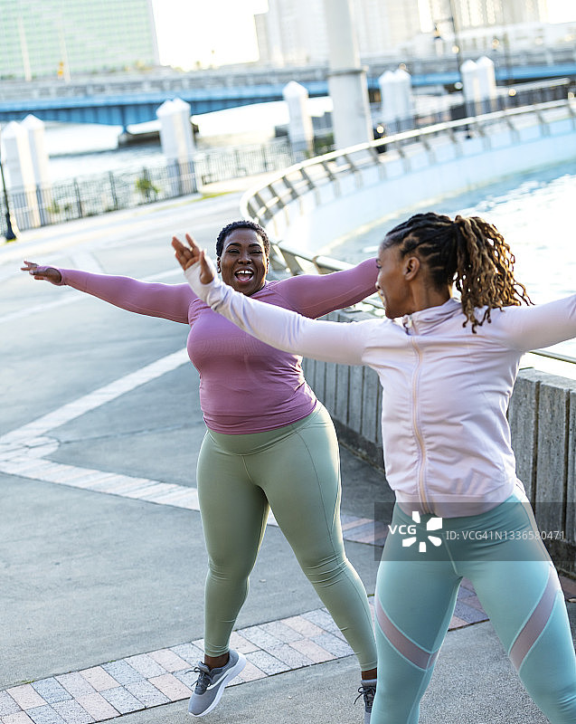 两名非洲裔美国妇女在户外做开合跳图片素材