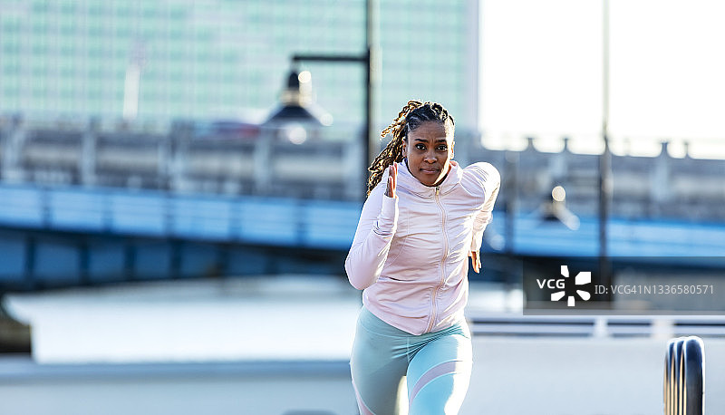 在城市海滨冲刺的非裔美国女人图片素材