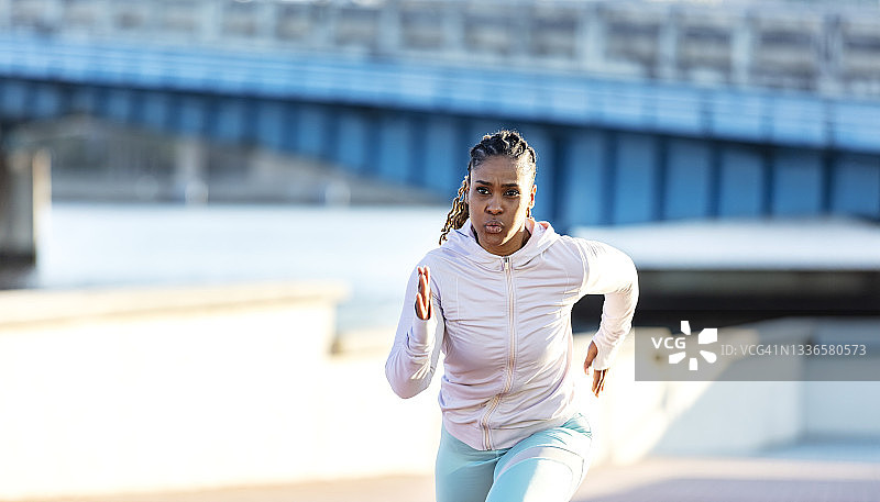 在城市海滨冲刺的非裔美国女人图片素材