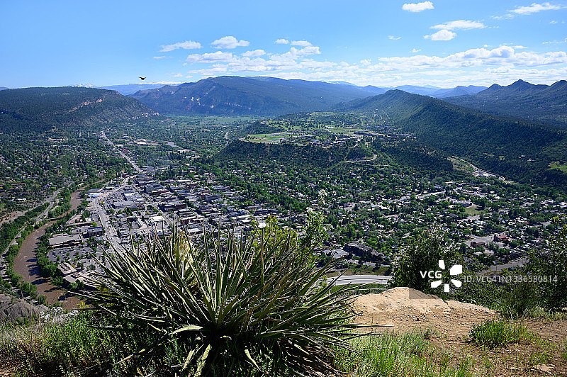 飞越科罗拉多州杜兰戈景观的鸟图片素材