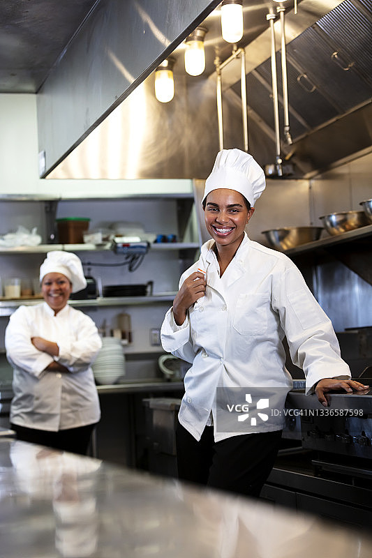 两位女厨师在餐厅厨房工作图片素材