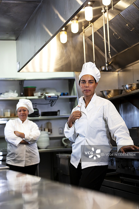 两位女厨师在餐厅厨房工作图片素材