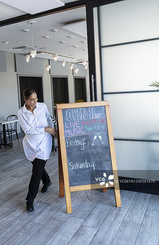 餐厅服务员准备开业图片素材