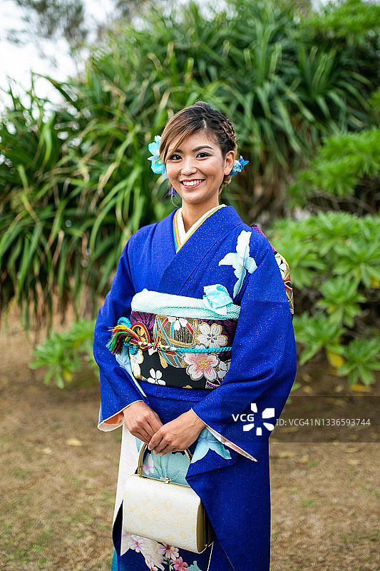 年轻日本女人身穿和服在户外树林中图片素材