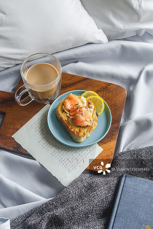 法式吐司上的烟熏三文鱼图片素材