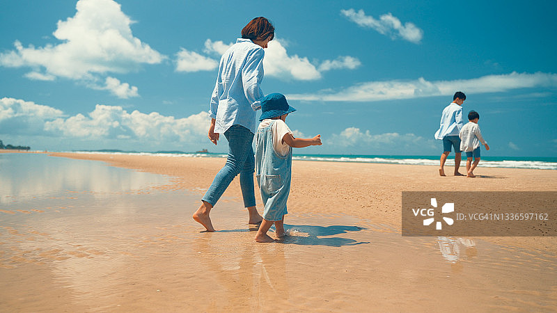 在热带夏季与孩子们一起享受户外活动的年轻家庭图片素材