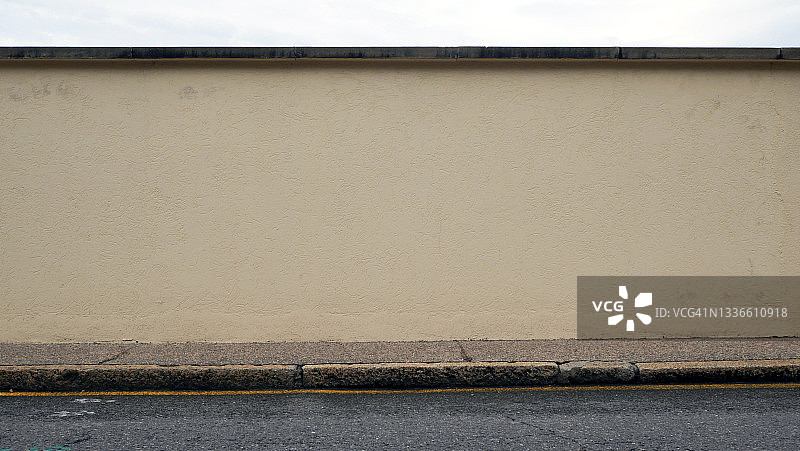 埃维昂的空旷干净棕色墙壁、人行道和街道图片素材