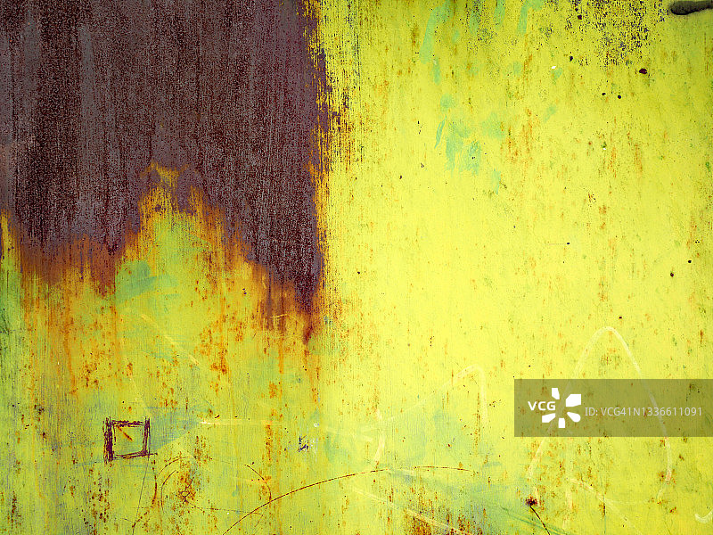 法国的锈迹斑斑的金属和风化的黄色油漆图片素材