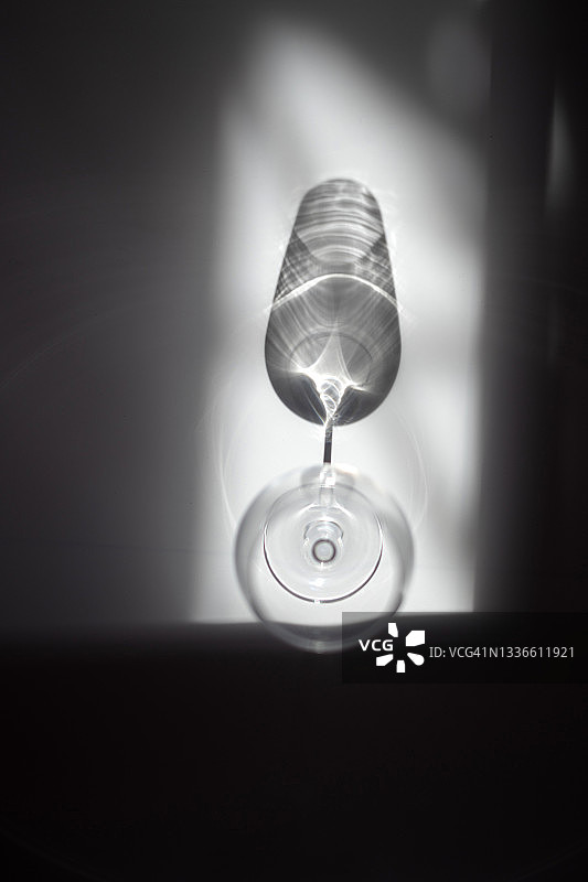 空酒杯的影子图片素材