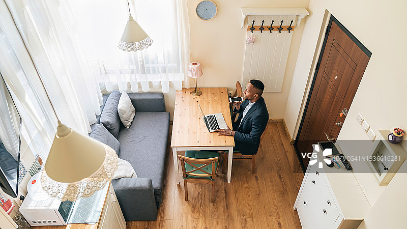 在家办公的年轻男人图片素材