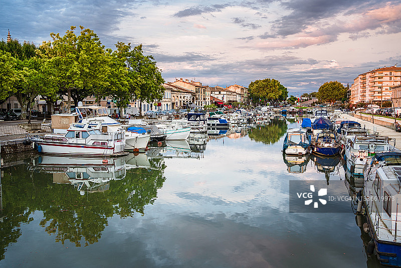 法国博凯尔：罗纳河畔城市风光倒影图片素材