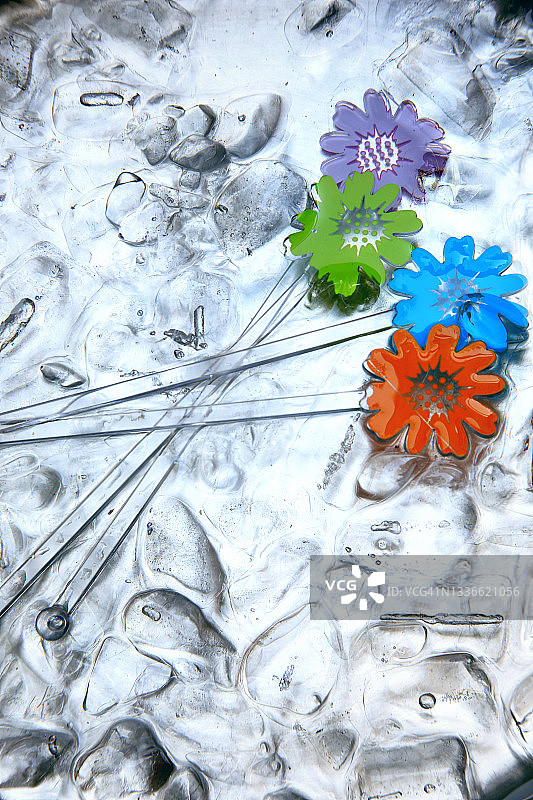 冷饮和冰块中的搅拌棒图片素材