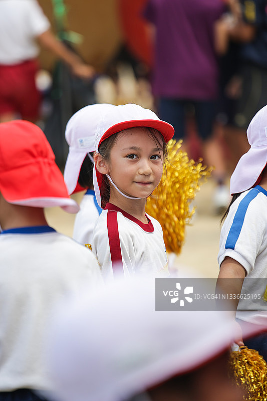 日本学校运动会上可爱的年轻女孩图片素材