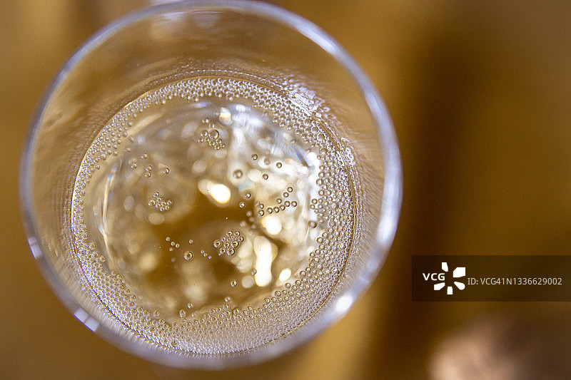 玻璃杯中的香槟气泡图片素材