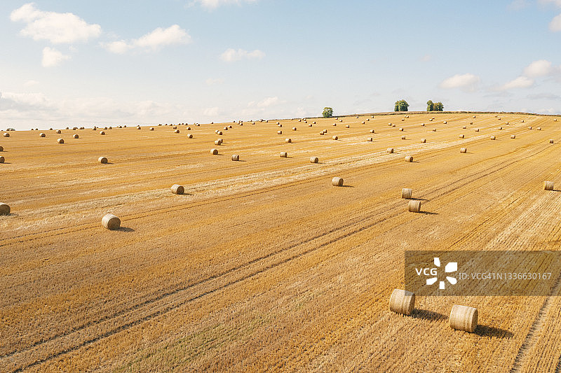 带有草捆的收割田地无人机视角图片素材