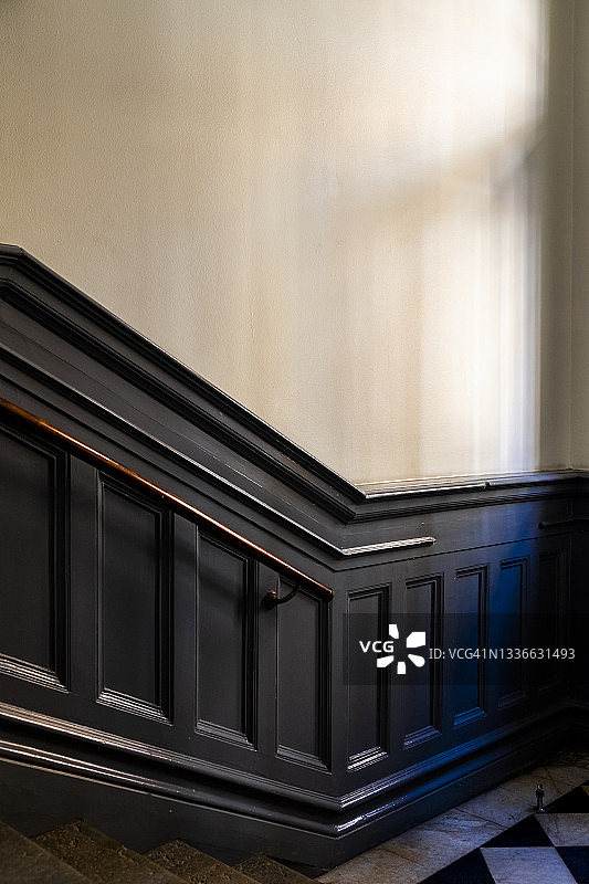 墙壁上有木板的阶梯图片素材