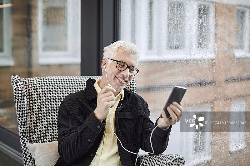 微笑的商人使用手机图片素材