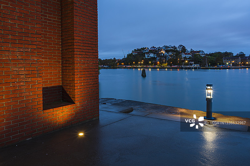 黄昏时分堤岸上的灯图片素材