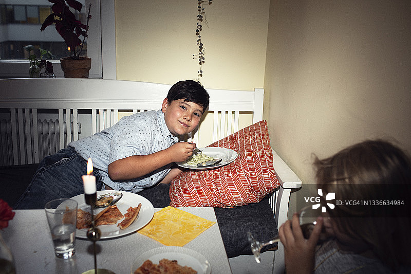 看着镜头的微笑男孩图片素材