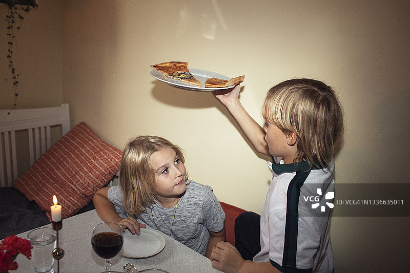 在桌旁的男孩和女孩图片素材