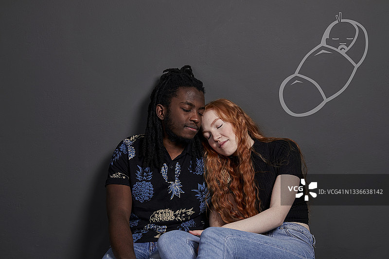 情侣合影，带数字符号的影棚照图片素材