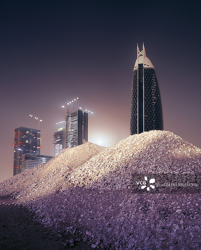 迪拜夜间不断扩张的办公楼建筑工地图片素材