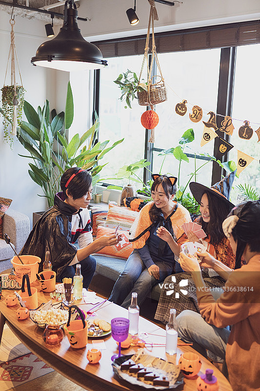 青年团体万圣节派对图片素材