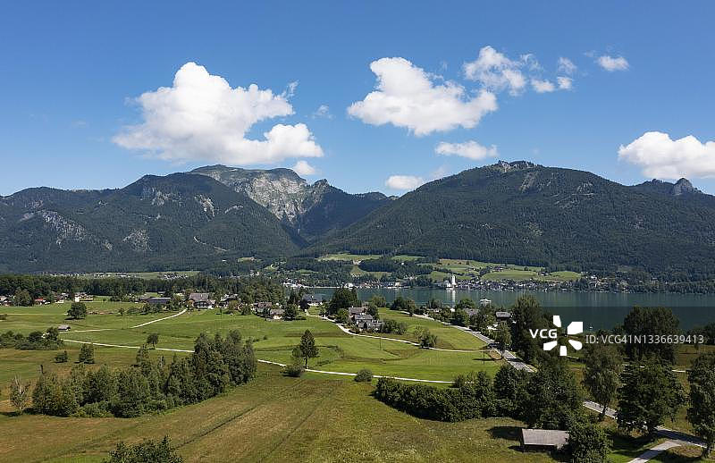 无人机拍摄：从阿伯湖眺望圣沃尔夫冈和沙夫山，奥地利图片素材