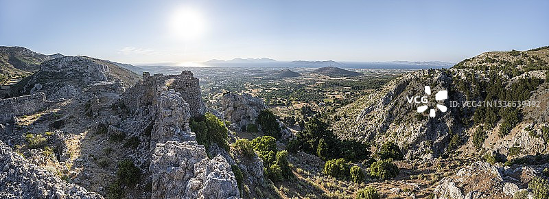 从科斯岛帕莱奥皮利城堡眺望卡林诺斯岛海景，希腊多德卡尼斯图片素材
