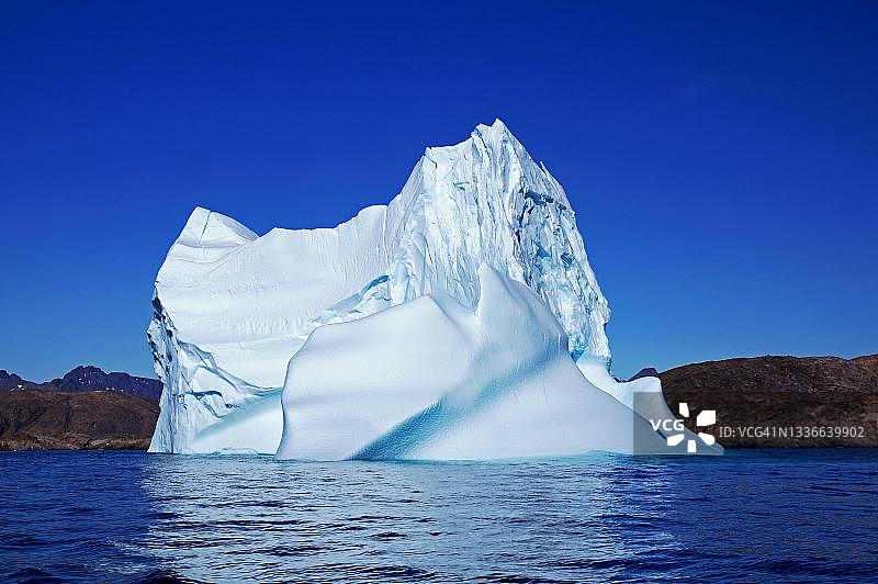 格陵兰岛塔西拉克附近的巨型冰山图片素材