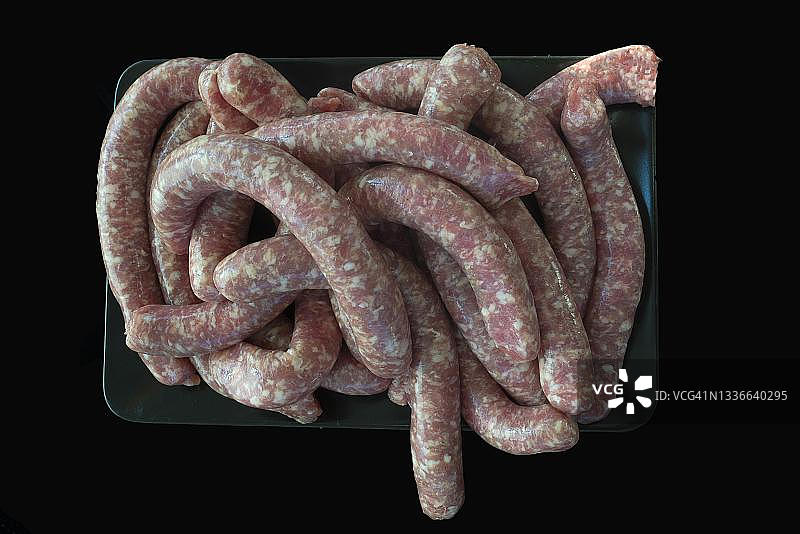 预备烧烤的新鲜德式烤香肠，德国巴伐利亚图片素材