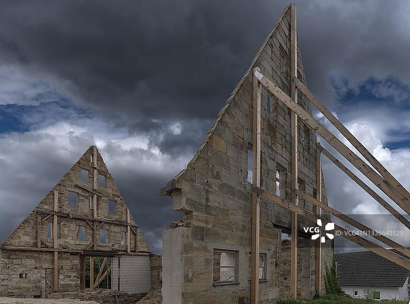 德国巴伐利亚州西蒙斯霍芬受文物保护的农舍重建图片素材